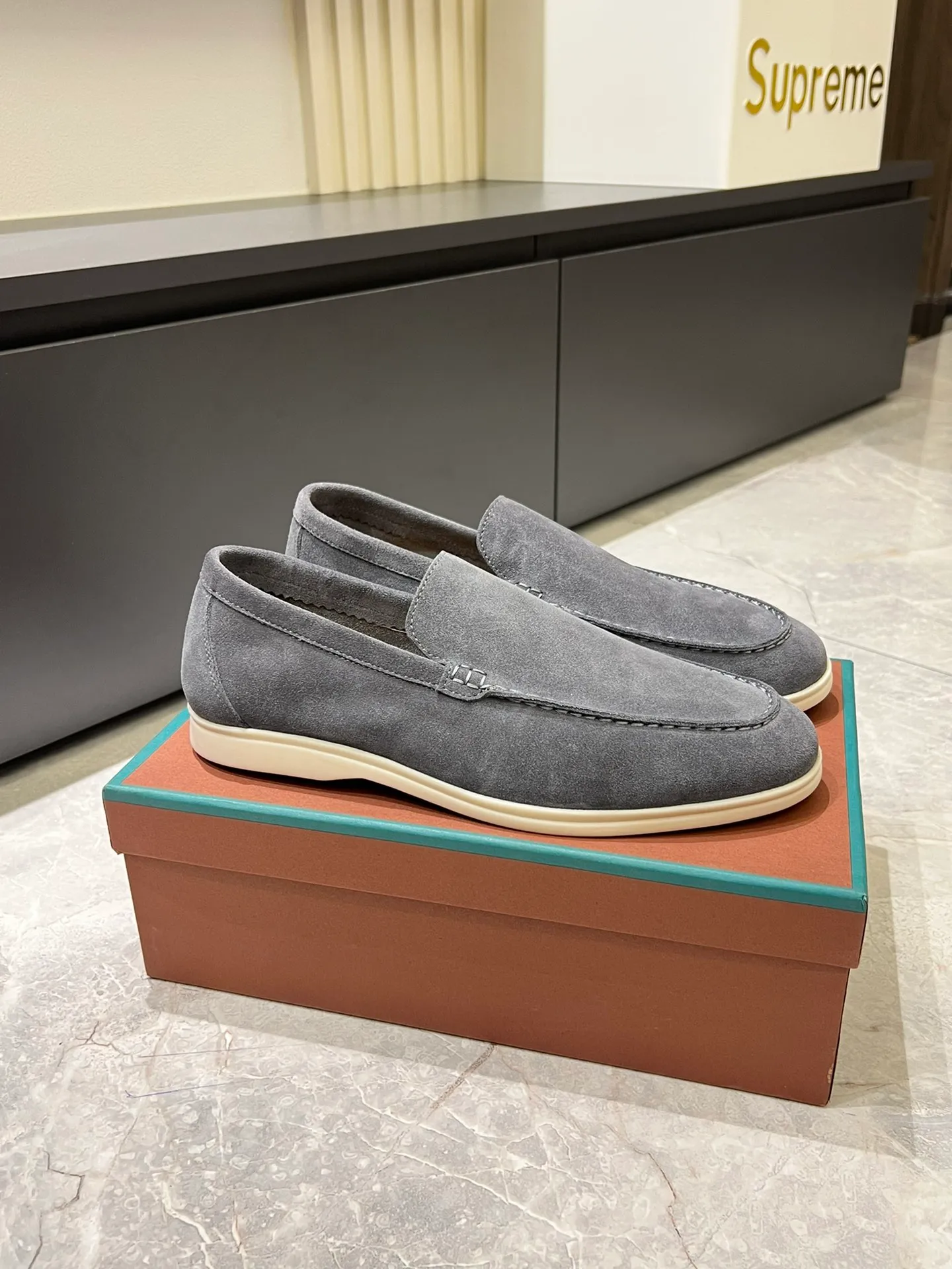 Men's shoes 💰p360 "Loro men's shoes 💰pian'*" Classic L men's shoes for couples 💰p Top version British flat loafers, a must-have item in old money style, the minimalist design is eye-catching and durable, a plus point for dressing The soft foot feel and texture are outstanding. They don’t scratch your feet and are very nice. They are matched with soft and waxy soles. They can be worn daily for a long time without getting tired. They are easy to wear, versatile and classic items, with perfect foot feel and texture! Imported cashmere fabric, the lining is made of imported A-grade water-dyed cow lining, the top version of the genuine leather midsole is sewn with pure handmade mark thread! Size: Female 35-40 (34. Customized) Male 38-44 (45.46. Customized)